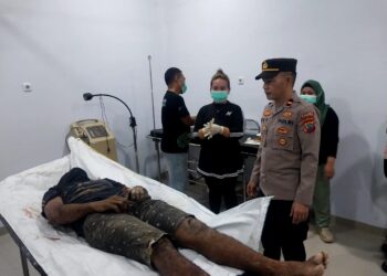 Tabrakan Maut di Jalan Pakoba Sopir Tronton Tewas di Tempat, Keluarga Korban Berduka di Puskesmas Onggunoi