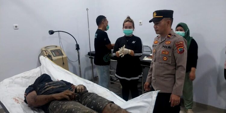 Tabrakan Maut di Jalan Pakoba Sopir Tronton Tewas di Tempat, Keluarga Korban Berduka di Puskesmas Onggunoi