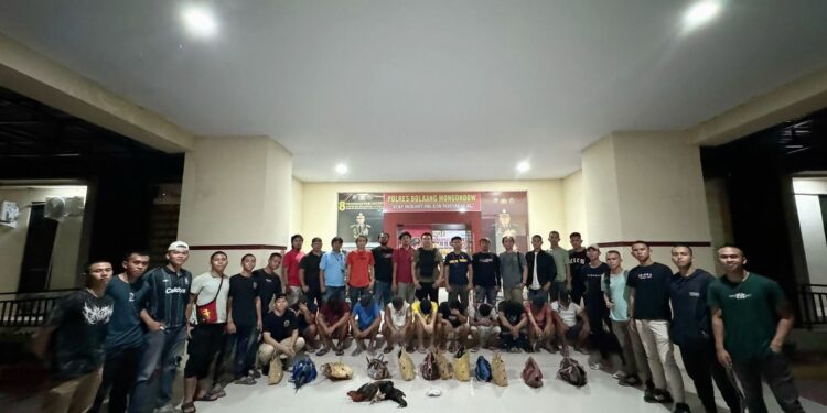 Dipimpin Kasatreskrim Polres Bolmong Grebek sabung Ayam: Puluhan Pelaku Diciduk, dan Kendaraan Disita