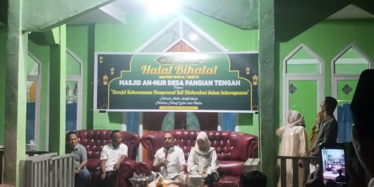 Ditepati Meski Hujan Deras, Warga Pangian Tengah Terharu Atas Kehadiran Bupati Yusra Alhabsyi