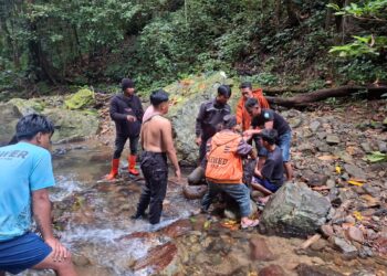 Mobil Masuk Jurang di Matayangan, Polisi Gunakan Baju Dinas Evakuasi Korban