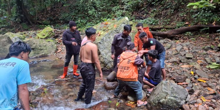 Mobil Masuk Jurang di Matayangan, Polisi Gunakan Baju Dinas Evakuasi Korban