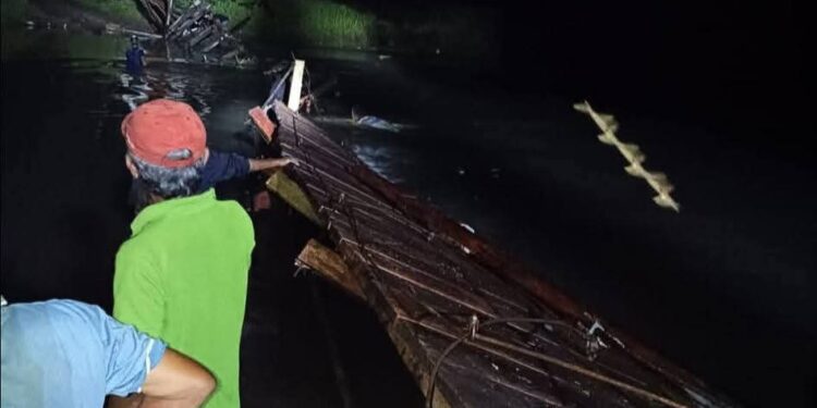 Jeritan dari Sungai Mongondow: Jembatan Gantung Ambruk, Seret 10 Warga ke Sungai