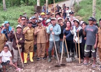 Saat Bupati Ikut Memacul, Rekor Baru Tercipta: Jalan Tani Tembus Target Berkat Gotong Royong Warga