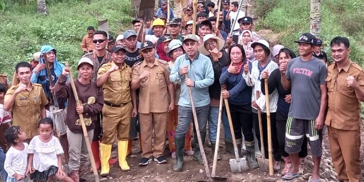 Saat Bupati Ikut Memacul, Rekor Baru Tercipta: Jalan Tani Tembus Target Berkat Gotong Royong Warga