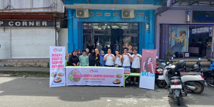 Misi Kemanusiaan Pecah di Bundaran Paris, PIKO’S dan Rumah Hibah Tebar Paket Makanan