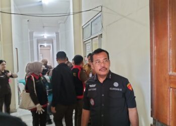 Breaking News! Dipimpin Saptono, Kejari Kotamobagu ‘Grebek’ Kantor Kesbangpol, Satu Boks Dokumen Disita