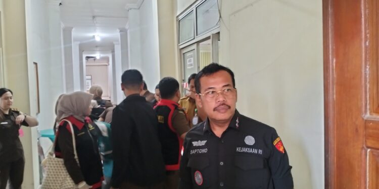 Breaking News! Dipimpin Saptono, Kejari Kotamobagu ‘Grebek’ Kantor Kesbangpol, Satu Boks Dokumen Disita