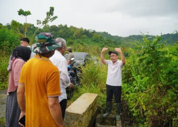 Diterpa Keluhan Warga, Yusra Alhabsyi Sidak Lokasi Penyebab Banjir di Desa Diat