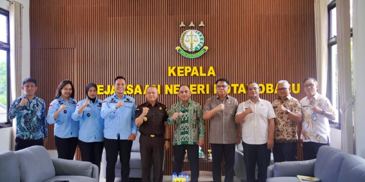 Yusra Alhabsyi Perkuat Benteng Hukum Bolmong, Kejari Kotamobagu Serahkan 4 Legal Opinion Strategis